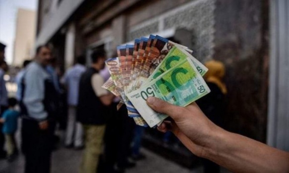 هل ستؤثر الأزمة المالية للحكومة على دفع رواتب الموظفين؟
