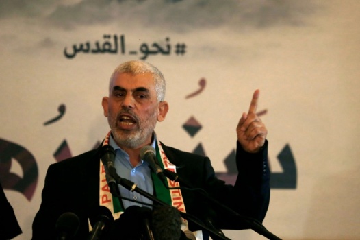 صحيفة عبرية.. في &ldquo;حوار الصواريخ&rdquo;: من الذي سيعد أيامه.. غانتس أم السنوار؟