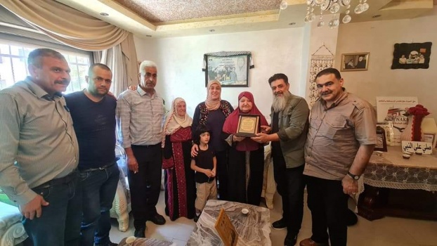 اسنادا لإبنها الاسير المريض ناصر .. د.غنام والمحرر القنة يزوران خنساء فلسطين