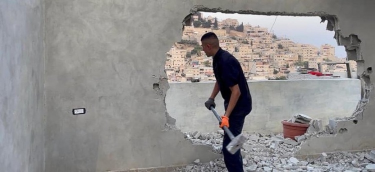 الاحتلال يُجبر عائلة مقدسية على هدم منزلها ذاتيا