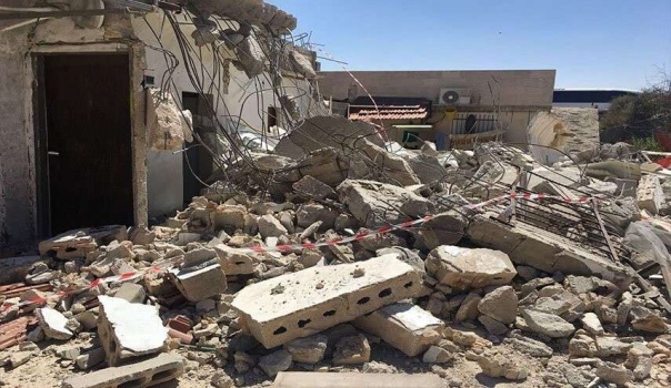 بلدية الاحتلال تجبر عائلة جعابيص هدم منزلها بيدها