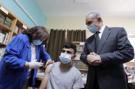 اشتية يدعو المواطنين للمسارعة بتلقي المطاعيم لتحصين أنفسهم من "كورونا"