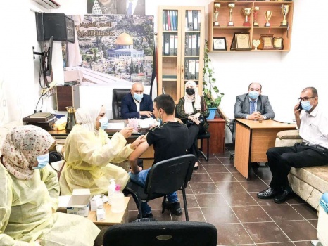 محافظ جنين: تطعيم طلابنا هو جزء من المسؤولية المجتمعية والوطنية لمواجهة الوباء