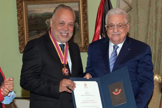 الرئيس يقلّد الفنان المصري أشرف زكي أعلى وسام ثقافي في فلسطين