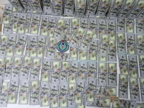 من سوابق مخدرات الى تزييف العملة والشرطة تقبض عليه وتضبط بحوزته 10 الآف دولار مزيفة في طولكرم