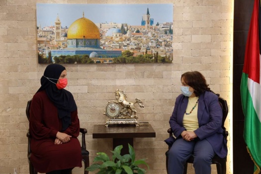 خلال لقائها شقيقتها منى- وزيرة الصحة: سنبذل كل الجهود لعلاج الأسيرة إسراء جعابيص وللإفراج عنها