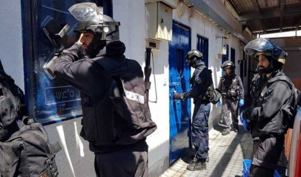 نادي الأسير: العشرات من الأسرى يعانون من آثار التّنكيل وعمليات القمع الأخيرة