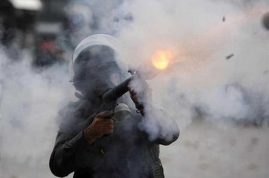 جنود الاحتلال يلقون قنابل غاز على حفل زفاف بالخليل
