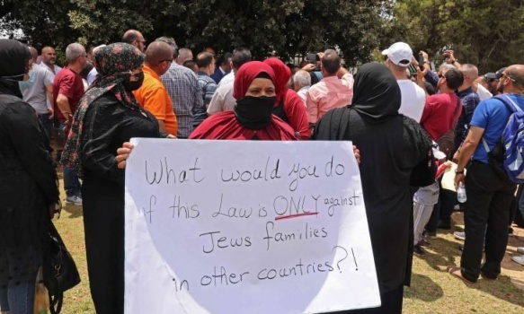 إسرائيل تحرّم الحبّ والزواج.. 40 ألف عائلة فلسطينية على طرفي الخط الأخضر يشتّتها قانون “منع لمّ الشمل”