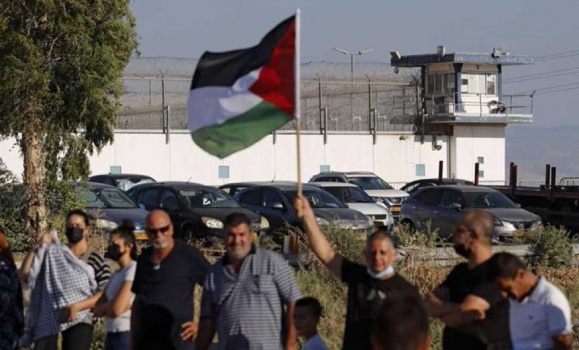 ستة أسرى فلسطينيين يواصلون “معركة الأمعاء الخاوية” رفضا للاعتقال الإداري