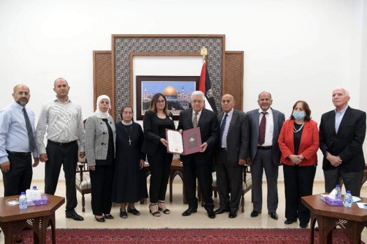 الرئيس يمنح المناضلة الوطنية والمربية الراحلة فريال سالم قرط "نجمة الحرية" من وسام دولة فلسطين