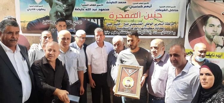 نادي الأسير الفلسطيني يقلد وسام الشجاعة والبطولة لعائلات الأسرى أبطال نفق الحرية