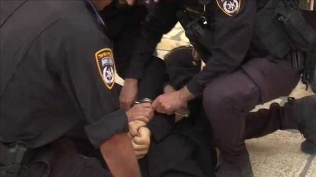 شرطة الاحتلال تعتقل 11 عاملا فلسطينيا