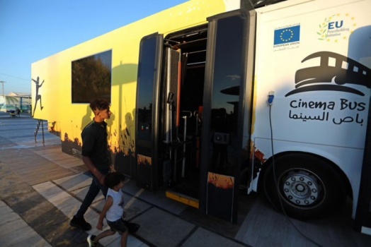 “باص السينما”.. مشروع يخطف أطفال وشبان غزة من واقع الحصار إلى عالم ديزني والأفلام العالمية