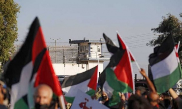 فايننشال تايمز: الهاربون من سجن جلبوع تحولوا إلى أبطال شعبيين وأعطوا فرصة للسخرية من إسرائيل