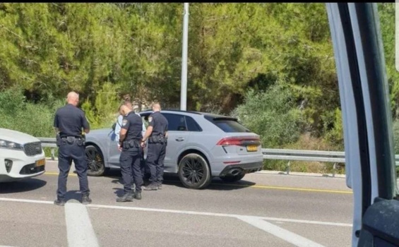 مصرع شرطي إسرائيلي وإصابة أخر بحادث دهس أثناء محاولة إيقاف مركبة عمال من الضفة