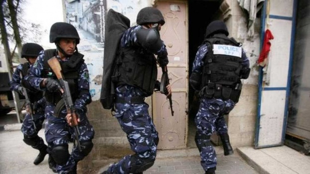 الشرطة تقبض على 5 اشخاص من تجار المخدرات برام الله