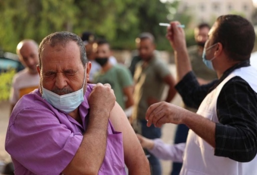 معادلة &ldquo;التطعيم وقاية&rdquo; تخفق في تقليل عدد الإصابات والوفيات بفيروس &ldquo;كورونا&rdquo; في غزة.. والمواطنون يتساءلون: أين الرقابة؟
