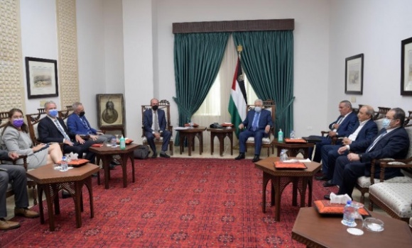 تفاصيل لقاء الرئيس عباس مع المبعوث الأمريكي هادي عمرو