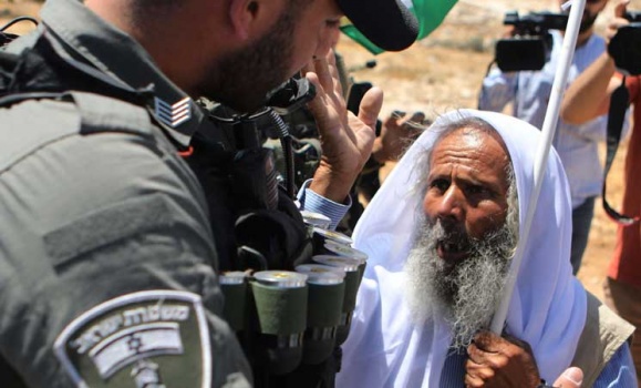 سليمان الهذالين.. مسن فلسطيني يقارع جيش الاحتلال