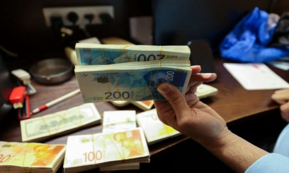 الضفة الغربية تخشى التحول الى “مكب” للشيكل الإسرائيلي