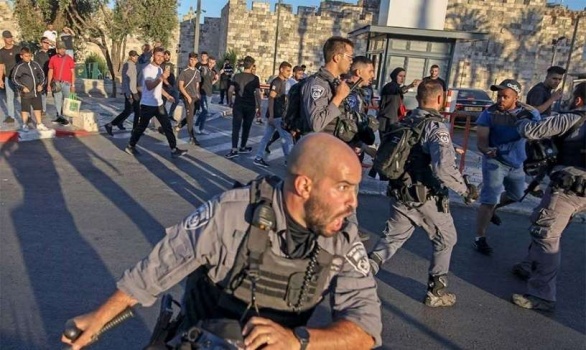 قوات الاحتلال تقمع المقدسيين في منطقة باب العمود