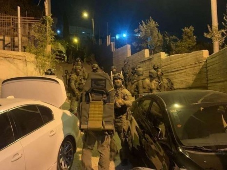 قوات الاحتلال تعتدي على عائلة في جبل المكبر وتعتقل 5 من أفرادها