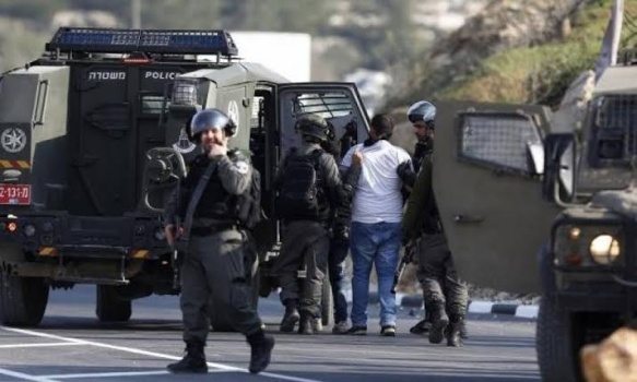 الاحتلال يعتقل 13 مواطنا من الضفة بينهم طفلان ومريض بالسرطان