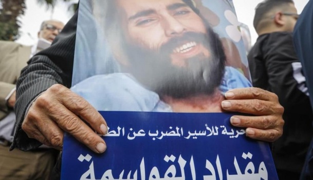 والد الأسير القواسمي : وضعه مقلق جدا وأجروا له عملية جراحية