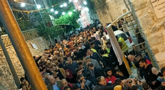 الآلاف يؤدون صلاة الفجر بالمسجد الإبراهيمي ونابلس إسنادًا للأسرى المضربين