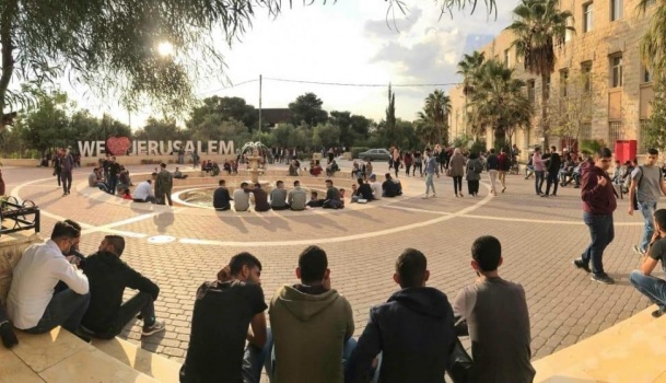 جامعة القدس تستنكر الاعتداء على مداخلها وتقرر تعليق الدوام