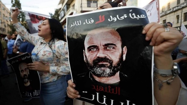 عائلة نزار بنات تعلن انسحاب محاميها من جلسات المحاكمة