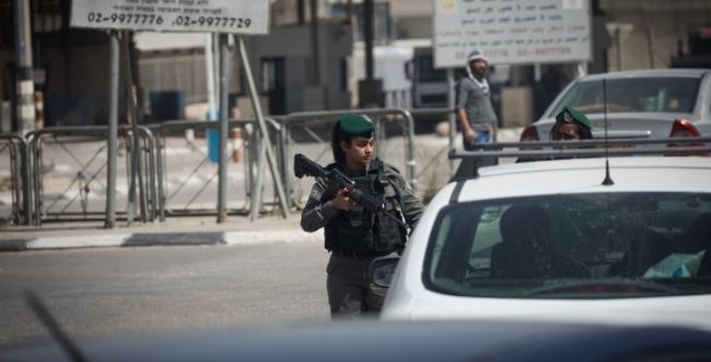 اعتقال مسنة فلسطينية بزعم حيازتها سكينا عند حاجز قلنديا