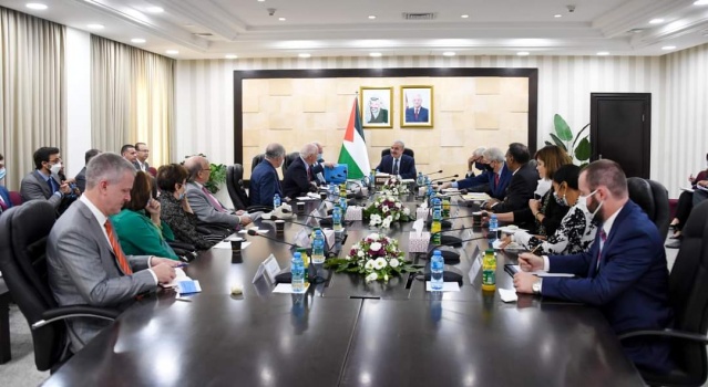 التقى وفدا من الكونغرس.. اشتية يدعو أمريكا للاعتراف بدولة فلسطين