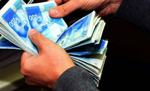 الحكومة: شدوا الأحزمة وقد نخصم من رواتب الموظفين