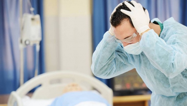 غزة: عائلتا بدير وحرب تطالبان بالتحقيق بوفاة إبنتهم إثر "خطأ طبي"