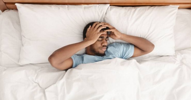 لماذا تستيقظ صباحاً وأنت تشعر بالصداع؟