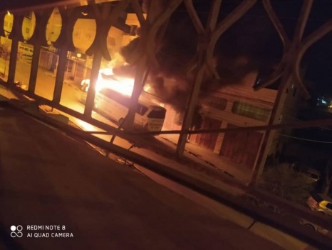 إحراق مركبات ومحلات وإطلاق نار... مصادر محلية: تجدد الشجار بين عائلتي الجعبري والعويوي