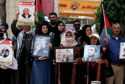 خمسة أسرى يواصلون إضرابهم عن الطّعام احتجاجاً على اعتقالهم الإداري