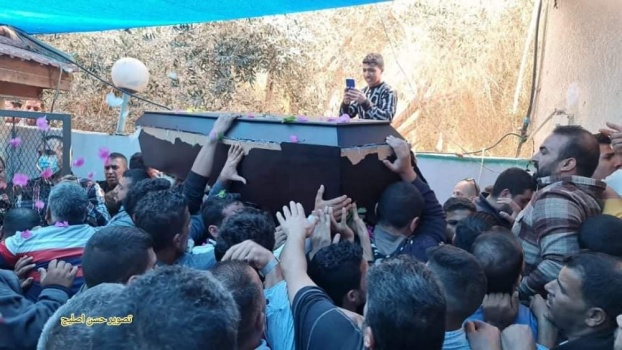 صور: خانيونس تُشيع جثمان فقيد الغربة الشاب أنس أبو رجيلة
