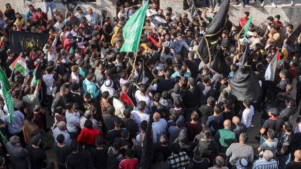 جماهير غفيرة تشيع جثمان الشهيد صدام بني عودة من طمون