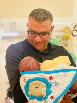 وسط فرحة عارمة..مواطن من قرية زبوبا غرب جنين يرزق بمولوده البكر بعد 11 عاماً