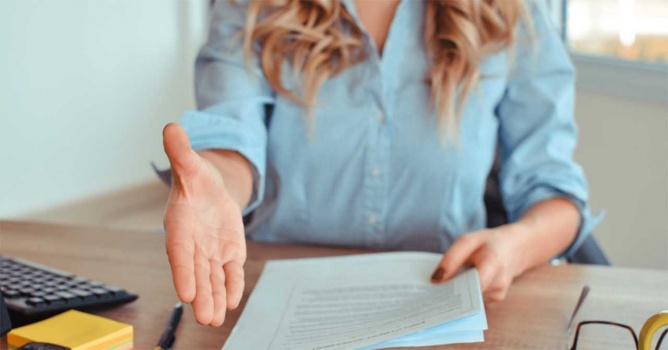  كيف يجب أن تتصرف عندما تُعرض عليك وظيفة من شبكات التوظيف على الانترنت؟