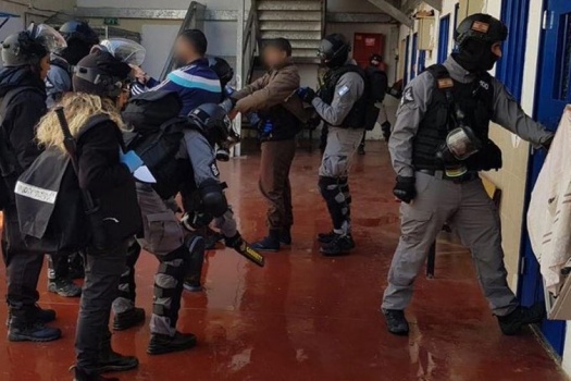 هيئة الأسرى توثق شهادات اعتقال لشبان تعرضوا للضرب والتنكيل أثناء اعتقالهم