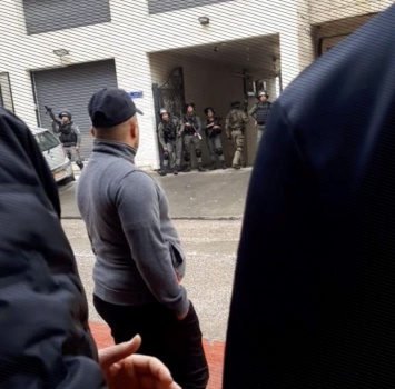 الاحتلال يقتحم منزل الشهيد أبو شخيدم في مخيم شعفاط ويستدعي شقيقه للتحقيق