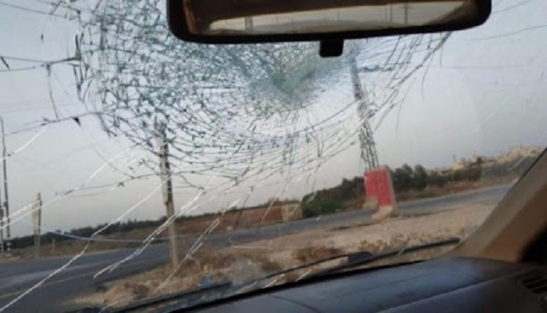 مستوطنون يهاجمون مركبة على طريق نابلس رام الله