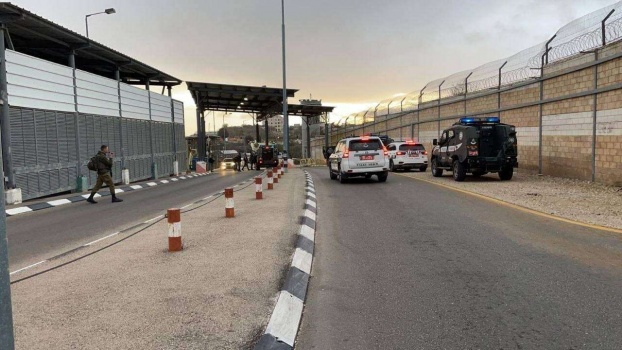 اعتقال فلسطيني بزعم حيازته سكينا عند حاجز الجيب