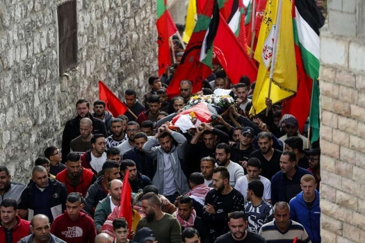 جماهير غفيرة تُشيّع جثمان الشهيد الفتى محمد مطر في دير أبو مشعل شمال رام الله