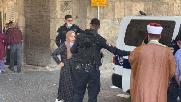 على خلفية عملية طعن.. الاحتلال يعتقل طالبتين ومعلمة ومديرة مدرسة في القدس