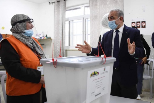رئيس الوزراء يتفقد مراكز الاقتراع في عدد من قرى شرق رام الله